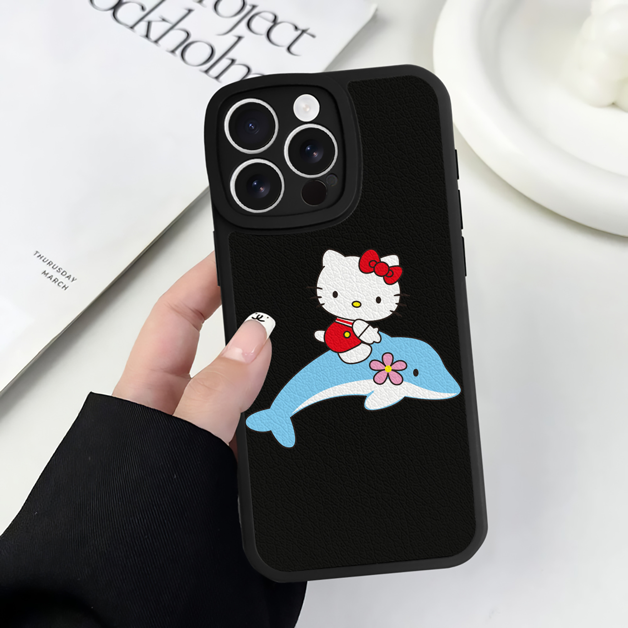 （画像用） Hello Kitty ハローキティ 【iPhone 16シリーズ対応】シリコンスマホケース（レザー調） 材質：シリコン